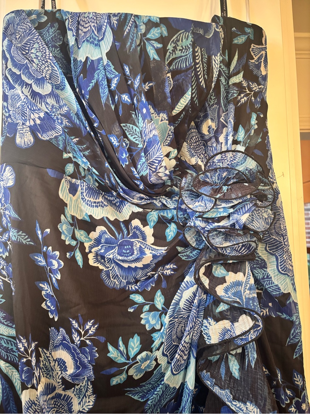 new Tadashi Shoji Morwenna Floral Print Ruffle Gown blue/black
CHW24386L-BKBFL - Picture 6 of 9